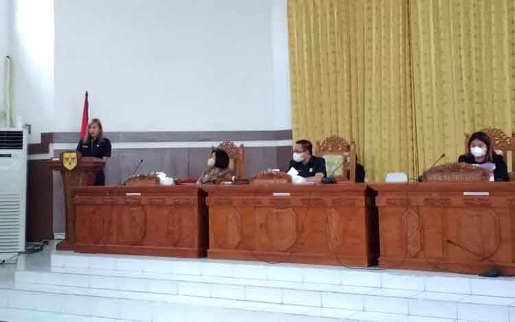 Juru bicara Fraksi Golkar DPRD Kabupaten Gunung Mas, Yuniwa saat memaparkan soal tanggapannya dua buah Rancangan Peraturan Daerah (Raperda) kabupaten Gunung Mas Tahun 2022.