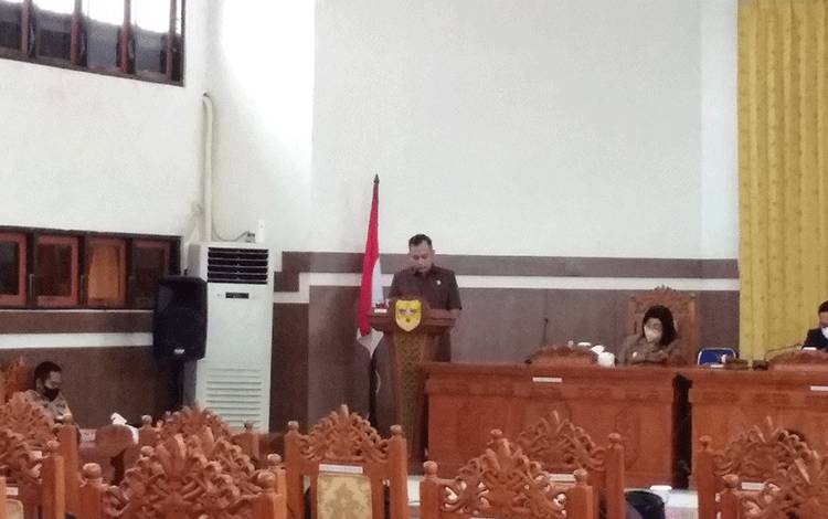 Juru bicara Fraksi Partai Nasdem-Hanura DPRD Kabupaten Gunung Mas Evandi saat mengungkapkan pandangan umum soal 2 Raperda.