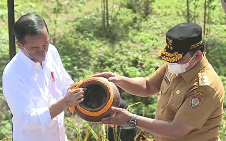 Wakil Gubernur Kalteng, Edy Pratowo saat mengikuti prosesi penyatuan tanah dan air dari 34 provinsi di titik nol IKN Nusantara bersama Presiden RI Joko Widodo. (poto: istimewa)