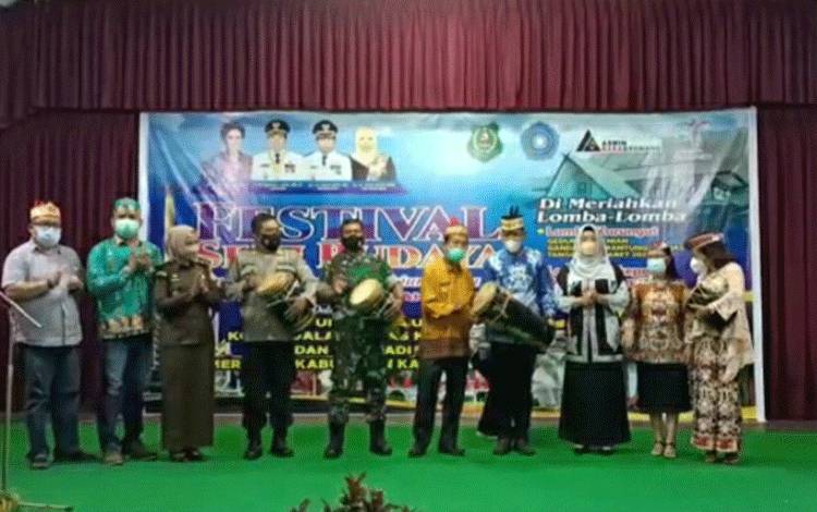 Wakil Bupati Kapuas, HM Nafiah Ibnor menutup Festival Budaya Tingang Menteng Panunjung Tarung, bertempat di Gedung Gandang Garantung pada Selasa sore, 15 Maret 2022.