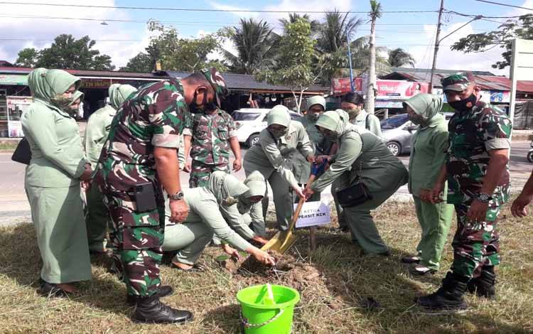 Penanaman sejuta pohon yang dilaksanakan Kodim 1013 Muara Teweh beserta instansi terkait di Kecamatan Teweh Tengah, Kabupaten Barito Utara