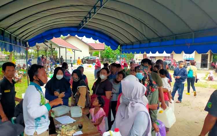 Antusias masyarakat saat mengantri mendapatkan minyak goreng murah di Kecamatan Jekan Raya