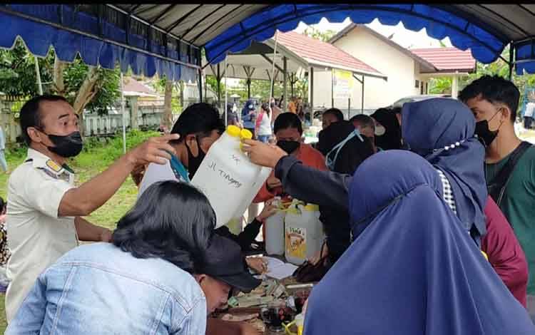 Antusias masyarakat saat mengantri untuk mendapatkan minyak goreng murah di Kecamatan Jekan Raya