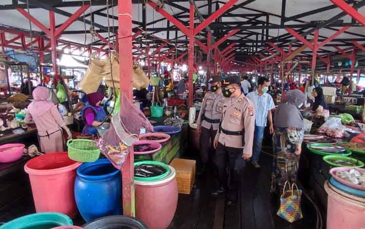 Aktifitas perdagangan di pasar Kuala Pembuang