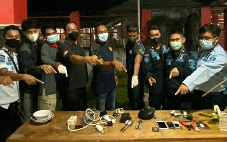 Petugas Rutan Kuala Kapuas menunjukkan barang terlarang ditemukan saat razia blok tahanan.