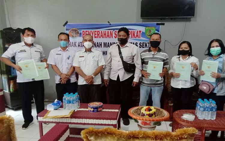 Penyerahan sertifikat hak atas tanah atau SHAT kepada pelaku UMKM di Tamiang Layang, Rabu 16 Maret 2022