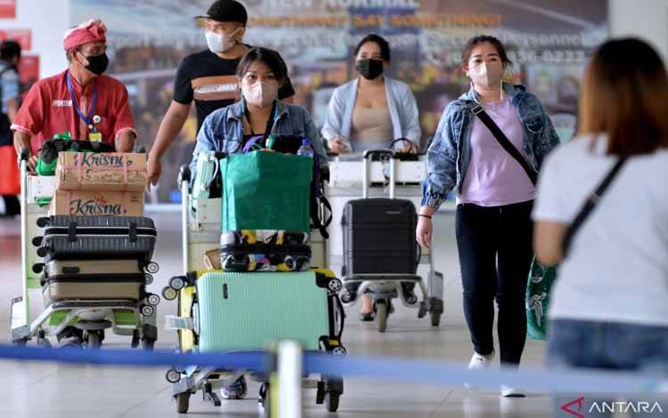 Calon penumpang pesawat membawa barang bawaan di Terminal Domestik Bandara Internasional I Gusti Ngurah Rai, Badung, Bali, Rabu (9/3/2022)