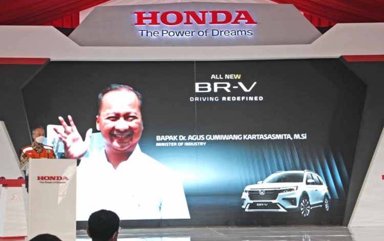 Menteri Perindustrian Agus Gumiwang Kartasasmita menyampaikan sambutan dalam acara pelepasan ekspor All New Honda BR-V di Pelabuhan Tanjung Priok, Jakarta, 16 Maret 2022