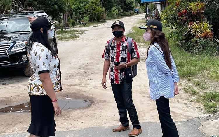 Legislator Kalteng, Andina Theresia Narang saat melaksanakan reses perseorangan di Kabupaten Katingan.