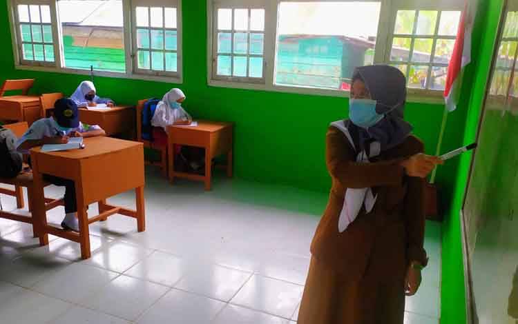 Suasana pembelajaran tatap muka terbatas di salah satu SMP di Sampit, Kotawaringin Timur.