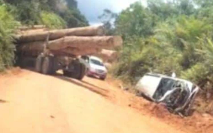 Kecelakaan lalulintas melibatkan mobil yang ditumpangi Sekdis DLH dengn truk logging siang hari ini. 