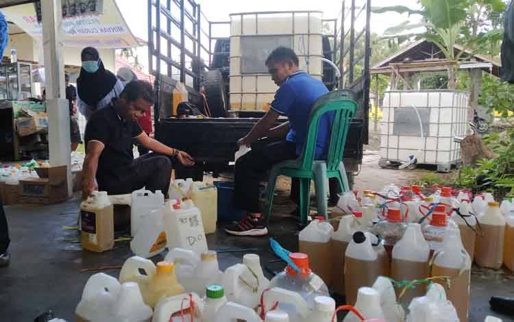 Operasi minyak goreng di halaman Kantor Kelurahan Kereng Bangkirai
