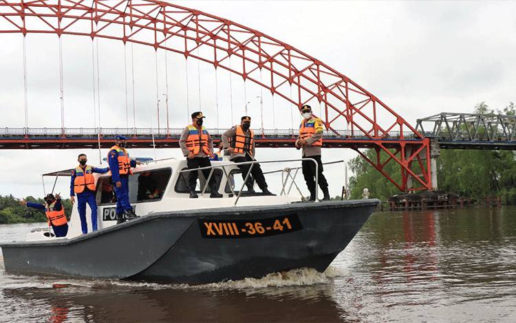 Patroli perairan untuk mencegah aksi kejahatan di wilayah hukum Polres Seruyan