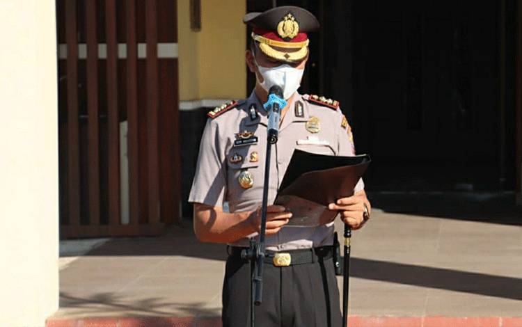 Kapolres Kapuas AKBP Qori Wicaksono saat memberikan arahan kepada personel pada Kamis, 17 Maret 2022.