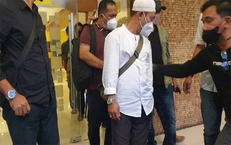 Tim Tabur Kejagung dan Kejati saat mengaman Tersangka HAT pada salah satu Hotel Jakarta pusat