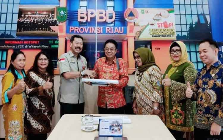 Anggota DPRD Kalteng, Duwel Rawing bersama anggota lainnya saat melaksanakan kunjungan kerja ke BPBD Provinsi Riau.