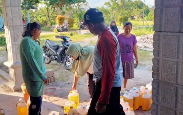 Penyaluran minyak goreng untuk warga di Kelurahan Kalampangan