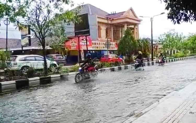Banjir yang terjadi di Jalan A Yani, Kecamatan Mentawa Baru Ketapang, Sampit. 