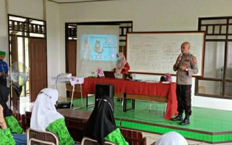 Personel Satbinmas Polres Kapuas memberikan penyuluhan bijak bermedsos kepada siswa SMA Negeri 3 Kapuas.