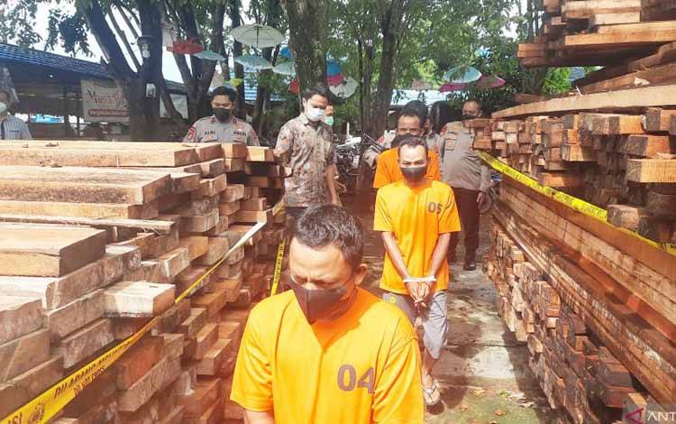Para tersangka kasus illegal logging yang diungkap Ditpolairud Polda Kalsel