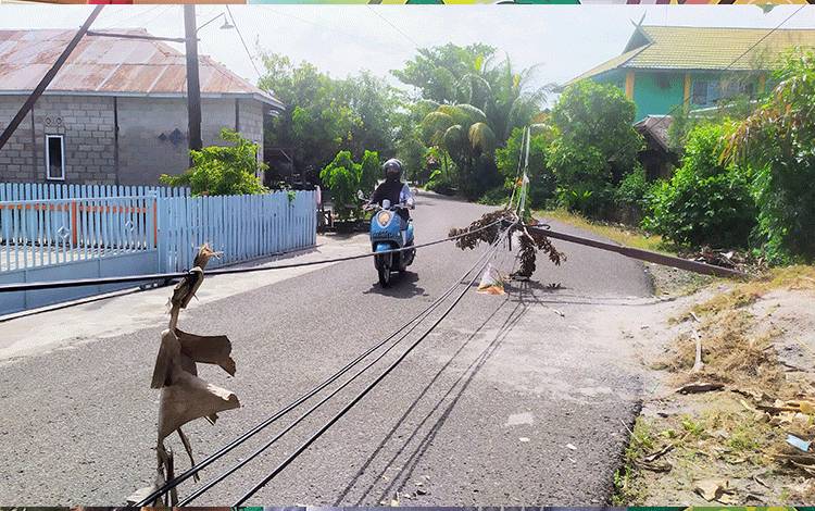 Tiang kabel telepon di Jalan Cut Mutia, Sampit, Kotawaringin Timur, tumbang ke jalan.