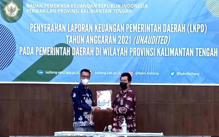 Wakil Bupati Sugianto Panala Putra menyerahkan LKPD Unauditet tahun anggaran 2021 kepada Kepala BPK RI Perwakilan Kalteng Agus Priyono di Auditorium Kantor BPK RI Kalteng.