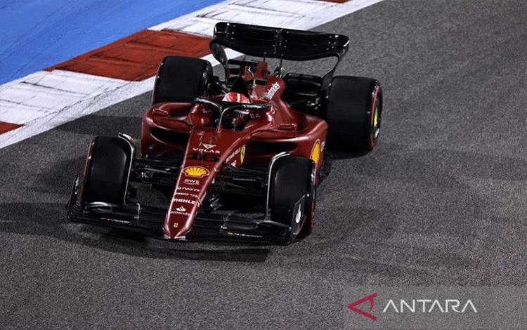 Pebalap Ferrari Charles Leclerc memacu kendaraannya dalam sesi kualifikasi balapan pembuka musim Formula 1 2022 Grand Prix Bahrain di Sirkuit Internasional Bahrain, Sakhir, Bahrain, Sabtu (19/3/2022). (ANTARA/REUTERS/Hamad I Mohammed)