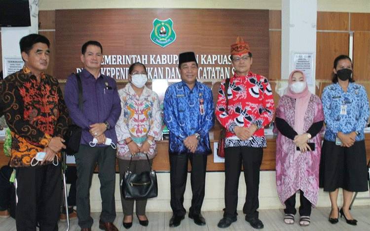  Komisi I DPRD Kalteng saat melaksanakan kunjungan kerja ke Disdukcapil Kabupaten Kapuas. (foto: istimewa)