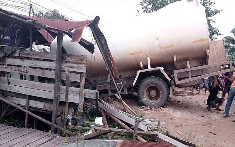 Truk tangki yang menabrak sebuah bengkel di Jalan Jendral Sudirman Km 4,5 Sampit.