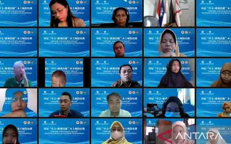 Tangkapan layar guru-guru sekolah kejuruan di Indonesia saat mengikuti pelatihan secara daring yang difasilitasi KBRI Beijing dan CLEC pada 14-23 Maret 2022. (foto : ANTARA/M. Irfan Ilmie)