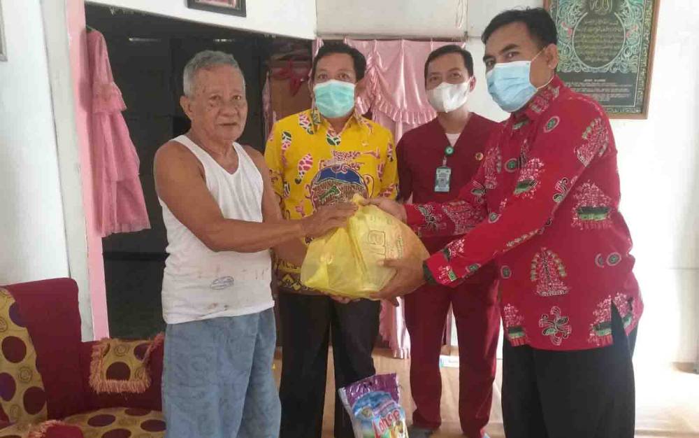 Dewan Pimpinan Komisariat (DPK) PPNI Dinas Kesehatan Kabupaten Gunung Mas wilayah Kuala Kurun saat membagikan bingkisan para perawat yang sudah purna tugas.