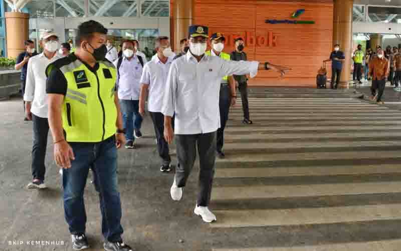 Menteri Perhubungan Budi Karya Sumadi saat meninjau Bandara Internasional Lombok, pada Jumat (18/3/2022). (foto : ANTARA/HO-Kemenhub)