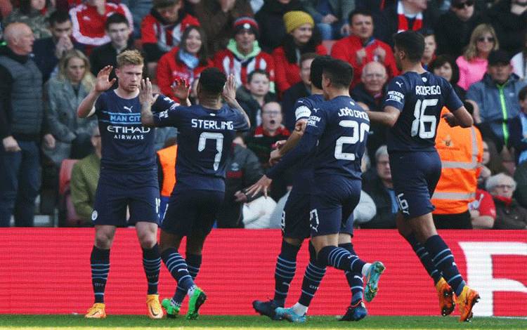 Gelandang Manchester City Kevin De Bruyne merayakan golnya bersama Raheem Sterling dan rekan-rekan satu tim dalam pertandingan perempatfinal Piala FA melawan Southampton di Stadion St Mary's, Southampton, Inggris, 20 Maret 2022. (REUTERS/IAN WALTON)