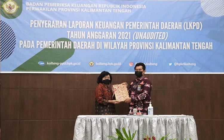 Bupati Pulpis serahkan LKPD Tahun Anggaran 2021, bertempat di auditorium kantor BPK RI Perwakilan Kalimantan Tengah