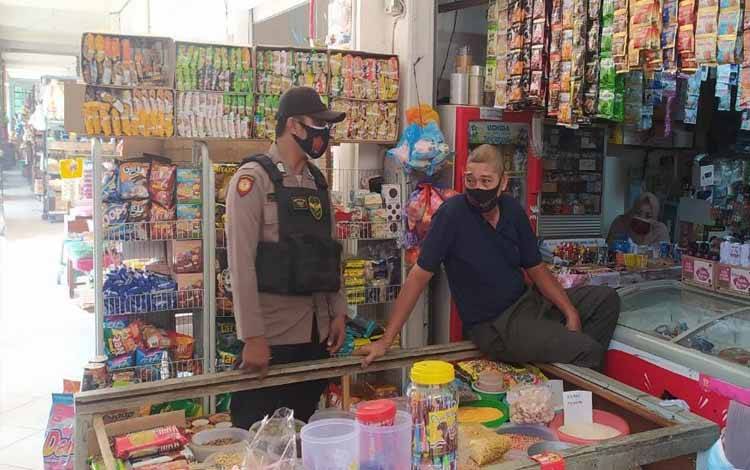 Personel Polri saat melakukan pengecekan sembako di Pasar Kuala Pembuang