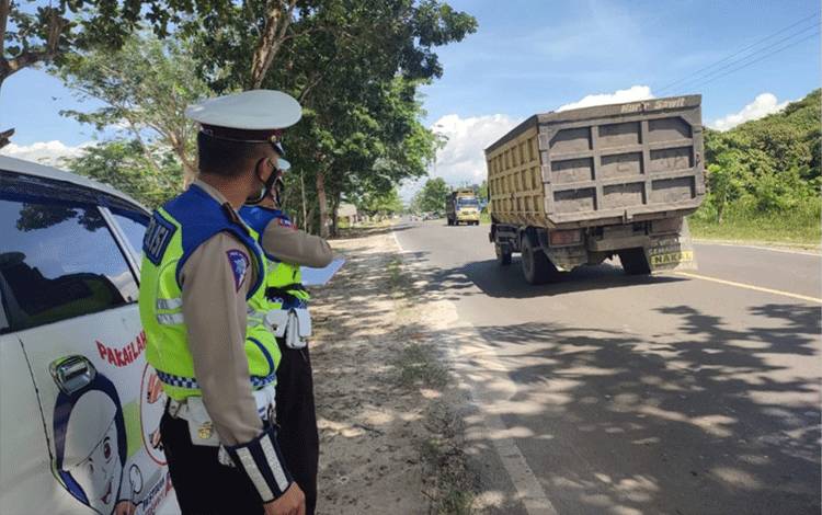 Personel Satlantas Polres Kobar saat melakukan survei jalan lintas Kumai - Pangkalan Bun.