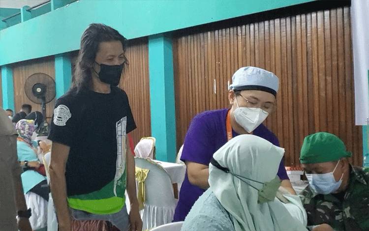 Bingky (kaos hitam) memantau vaksinasi Covid-19 di Gor Habaring Hurung Sampit.