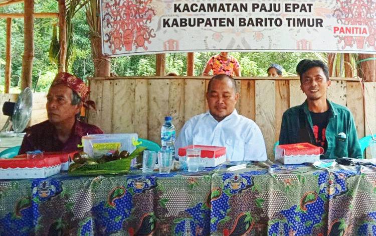 Koordinator Masyarakat Anti Korupsi Indonesia atau MAKI H Boyamin Saiman (tengah), saat menghadiri ritual adat di Desa Murutuwu Kabupaten Barito Timur.