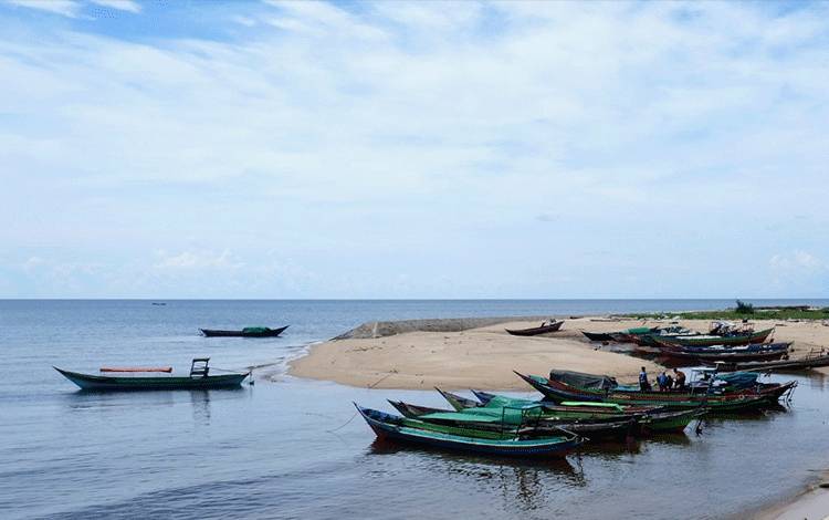 Perahu nelayan di Desa Ujung Pandaran, Kecamatan Teluk Sampit, saat berlabuh di pantai.