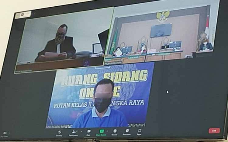 Terdakwa (kemeja biru) saat menjalani sidang tuntutan secara virtual di Pengadilan Negeri Palangka Raya