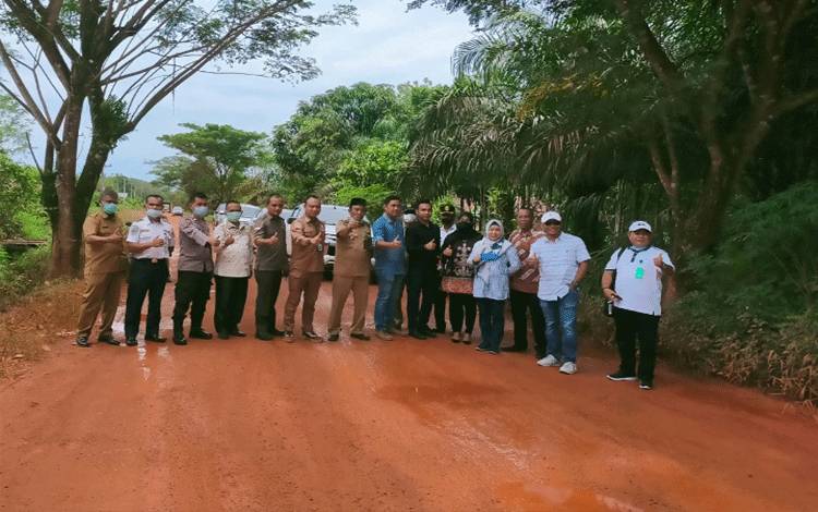 Komisi IV DPRD Kotim saat melakukan sidak jalan Tanah Mas yang digunakan PT SJIM.