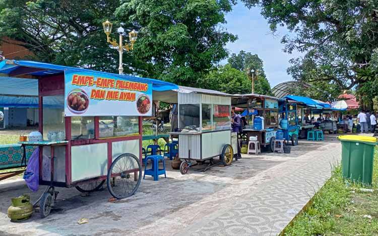 Pedagang makanan di Taman Nansarunai Tamiang Layang, Kabupaten Barito Timur