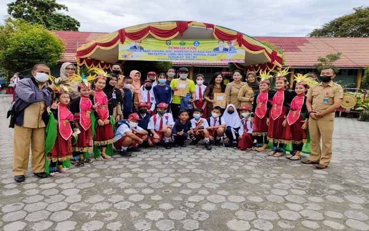 Kepala sekolah guru, dan siswa berfoto bersama dengan penari SDN 7 Ketapang Sampit sebagai pengisi acara selamat datang sebelum acara dimulai, Selasa, 22 Maret 2022