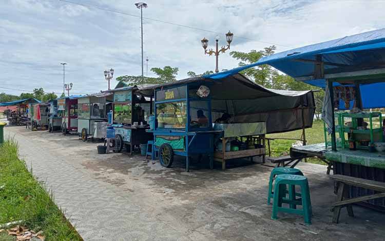 Penampakan pedagang makanan di Taman Nansarunai Tamiang Layang