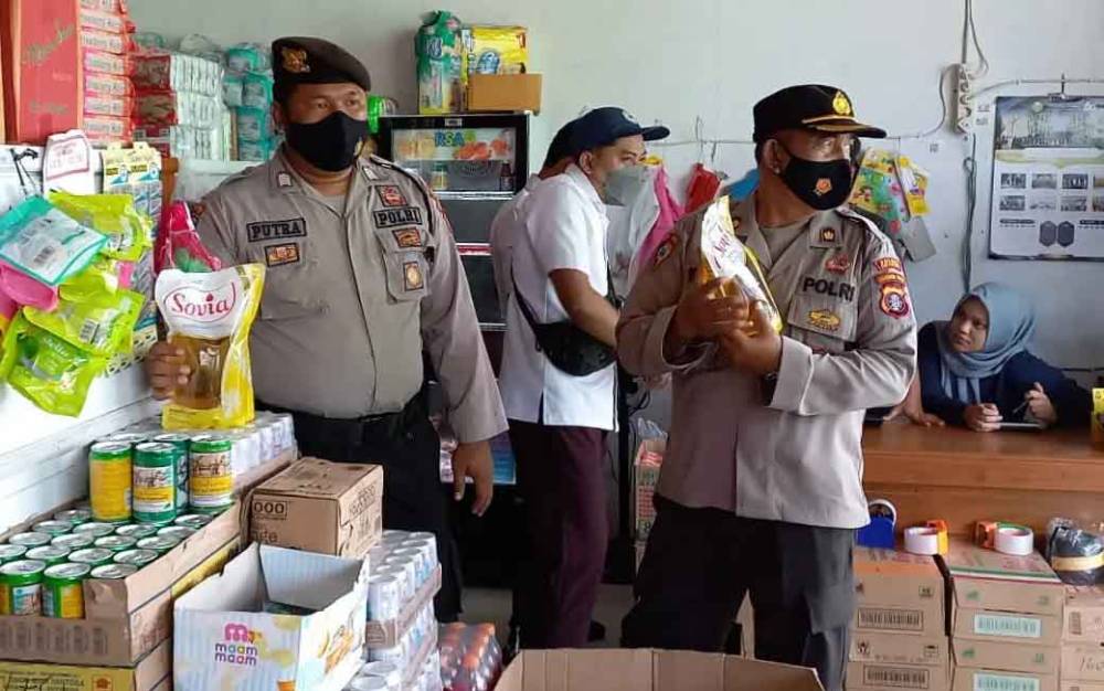 Kabag Ops Polres Sukamara Kompol I Gede Suastika melakukan pengecekan harga dan stok minyak goreng di salah satu toko