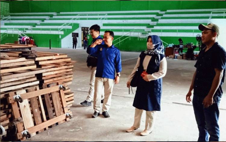 Pengambilan eks logistik Pemilu oleh pemenang lelang didampingi KPU Kotim.