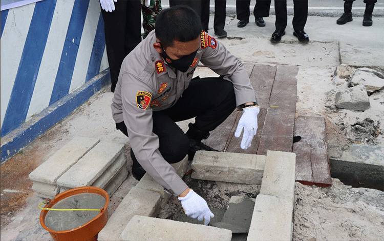 Kapolres Kobar AKBP Bayu Wicaksono meletakkan batu pertama renovasi Pos Lalu-lintas.