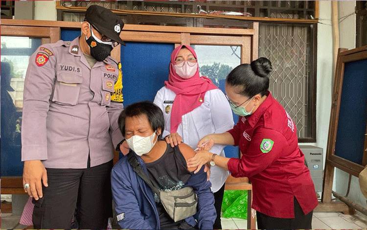 Wakil Bupati Kotim Irawati saat meninjau pelaksanaan vaksinasi Covid-19 drive thru, di Dinas Perhubungan.