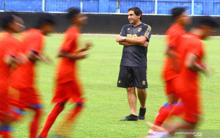 Pelatih baru tim Arema FC Eduardo Almeida memimpin latihan di Stadion Kanjuruhan, Malang, Jawa Timur, Kamis (20/5/2021). Arema mengontrak pelatih asal Portugal tersebut untuk memenuhi target menjadi juara di kompetisi Liga 1 dan bisa turut serta dalam AFC Cup. ANTARA FOTO/Ari Bowo Sucipto