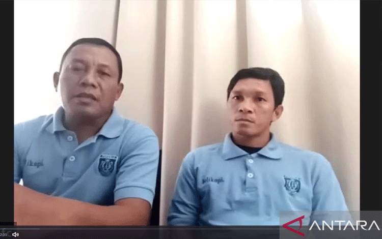 Tangkap layar - Pelatih Persela Lamongan Ragil Sudirman (kiri) didampingi pemain Kahar berbicara pada sesi konferensi pers virtual sebelum pertandingan melawan PSS Sleman di pekan ke-33 Liga 1 Indonesia, Rabu (23/3/2022). (ANTARA/Aldi Sultan)